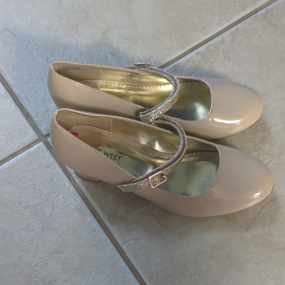 Nine West Cream and Gold Mary Jane Dress Shoes Girls Size 4